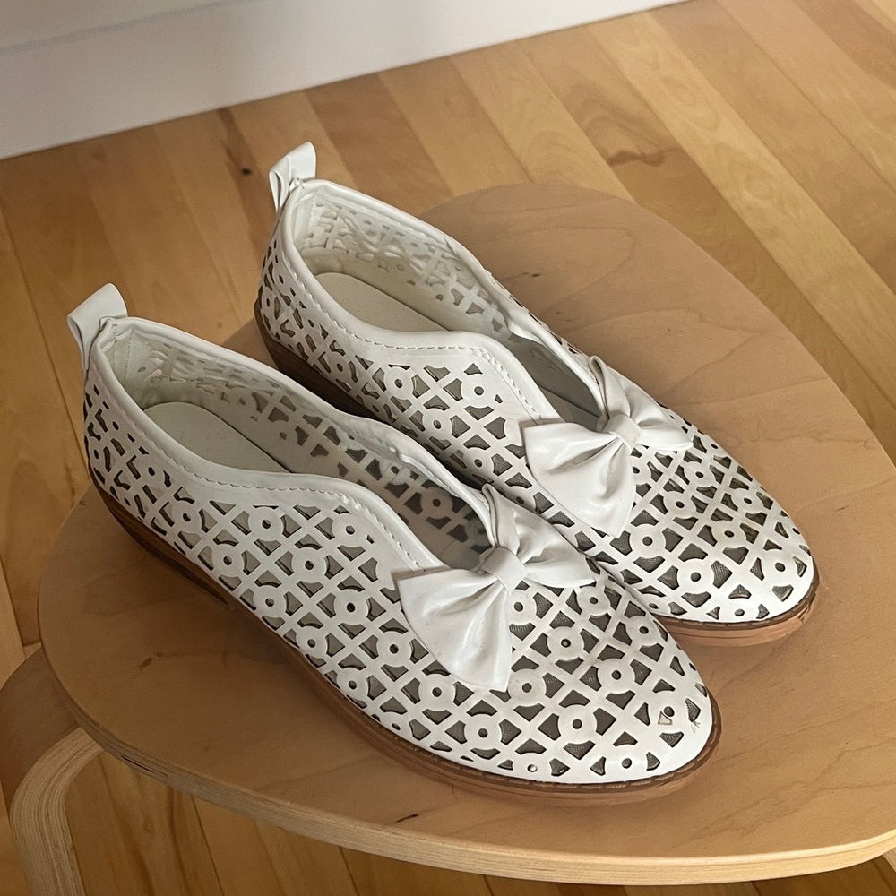 Vintage summer shoes with eyelet pattern and bow